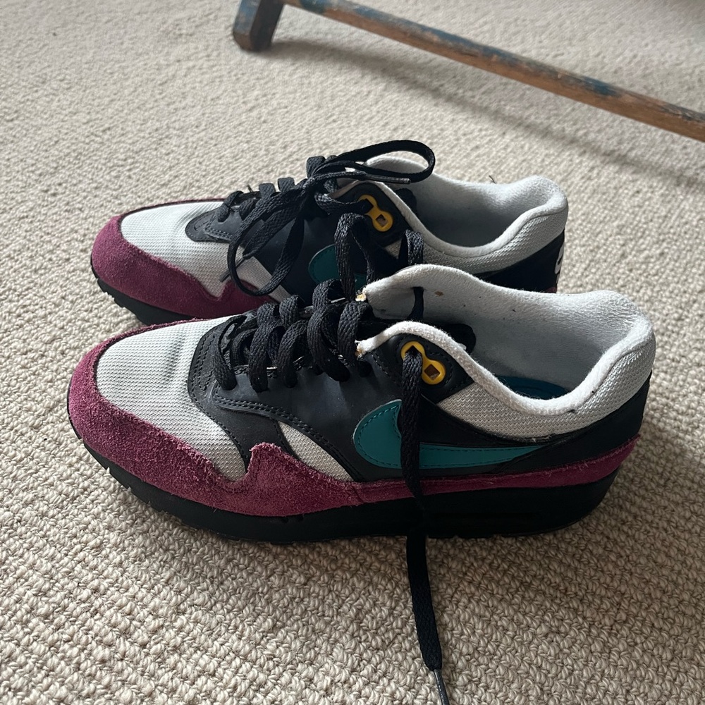 Nike Airmax - Burgundy and Teal (rare colorway)
Size US women's 7